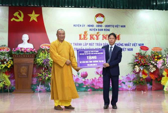 Giáo hội Phật giáo Việt Nam huyện Đam Rông trao nhà đại đoàn kết cho đại diện Ủy ban MTTQ Việt Nam huyện