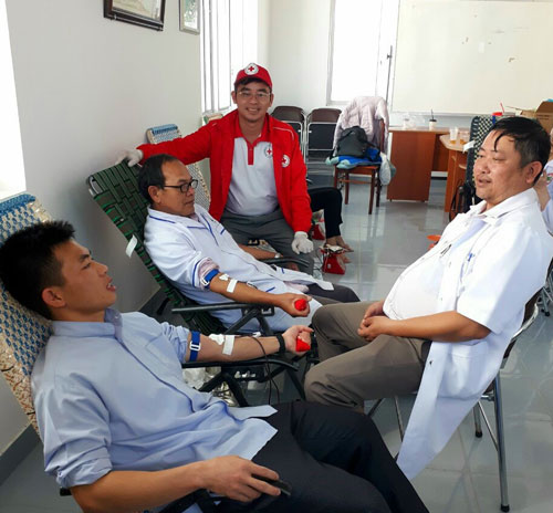 Các y bác sĩ tham gia hiến máu tình nguyện tại Trạm Y tế xã Lạc Xuân (Đơn Dương) 