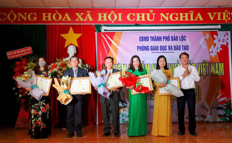 Các cán bộ, nhà giáo TP Bảo Lộc nhận bằng khen của Bộ Giáo dục và Đào tạo
