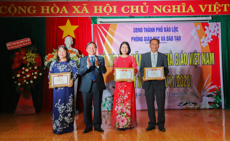 Bí thư Thành ủy Bảo Lộc Nguyễn Văn Triệu tặng giấy khen cho các trường học đạt giải Hội thi “Trường học của chúng tôi xanh, sạch, đẹp, an toàn và thân thiện” năm học 2020 – 2021