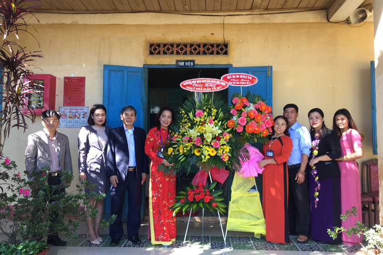 Đồng chí Nguyễn Văn Cường - Phó Bí thư Huyện ủy, Chủ tịch UBND huyện Đức Trọng, tặng hoa chúc mừng các trường học nhân kỷ niệm ngày nhà giáo Việt Nam