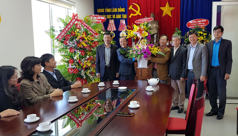 Chủ tịch LĐLĐ tỉnh - Hoàng Liên thăm, tặng hoa chúc mừng Sở Giáo dục và Đào tạo Lâm Đồng nhân kỷ niệm 38 năm ngày Nhà giáo Việt Nam