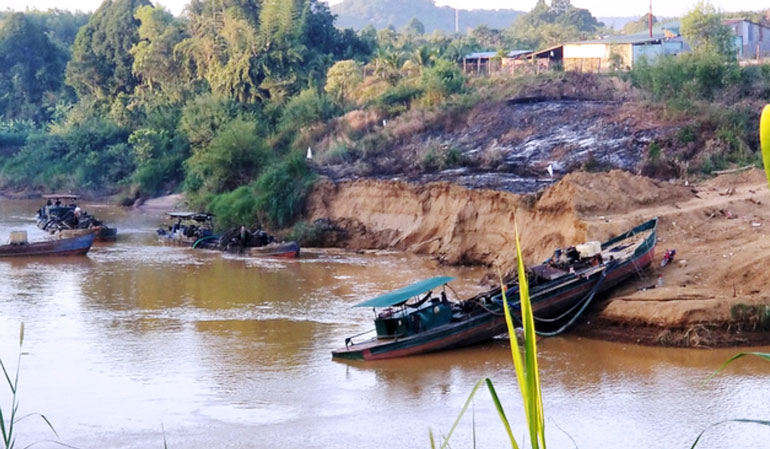 Tình trạng khai thác cát trái phép vẫn diễn ra phức tạp trên sông Đồng Nai, đoạn giáp ranh huyện Bù Đăng (Bình Phước) và huyện Cát Tiên (Lâm Đồng)