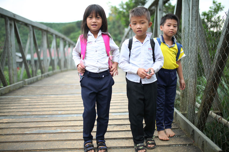 Ngày Nhà giáo Việt Nam, nơi vùng sâu, vùng xa của huyện Đam Rông với nhiều khó khăn thiếu thốn, chỉ cần trẻ chịu đến trường đã là quà tặng lớn với thầy cô