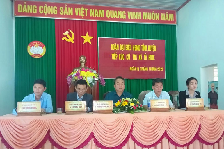 Đoàn đại biểu HĐND tỉnh do Trưởng Ban Pháp chế Dương Công Hiệp làm trưởng đoàn tiếp xúc cử tri xã Tà Hine