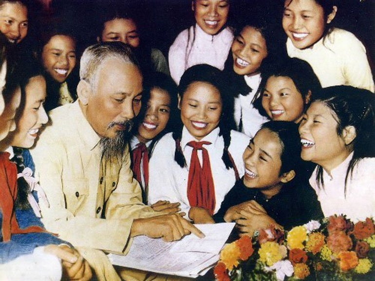 Sinh thời Chủ tịch Hồ Chí Minh rất coi trọng giáo dục. Trong ảnh: Bác Hồ với học sinh Trường Trưng Vương (Hà Nội) năm 1956. Ảnh: Tư liệu