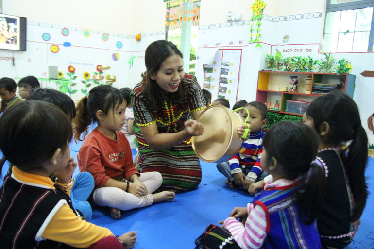Cô giáo trẻ nặng lòng với văn hóa dân tộc