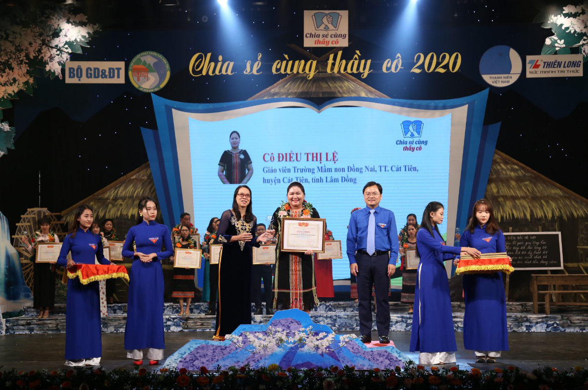Cô giáo Điểu Thị Lệ đón nhận Bằng khen của Trung ương Hội Liên hiệp Thanh niên Việt Nam