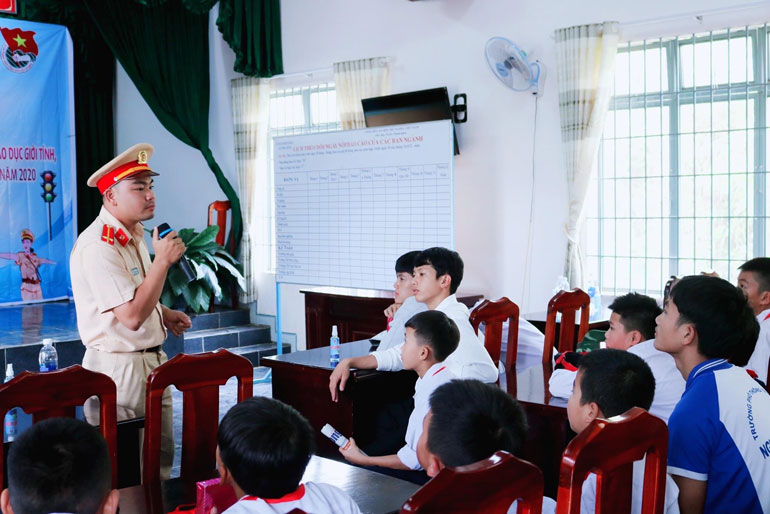 CSGT Công an huyện Đam Rông tuyên truyền, phổ biến, giáo dục Luật Giao thông đường bộ cho các em học sinh