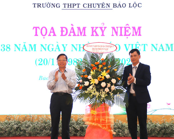 Bí thư Thành ủy Bảo Lộc Nguyễn Văn Triệu tặng hoa chúc mừng Trường THPT Chuyên Bảo Lộc
