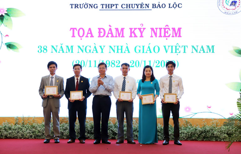 5 cán bộ, giáo viên trường THPT Chuyên Bảo Lộc nhận Kỷ niệm chương “Vì sự nghiệp giáo dục”