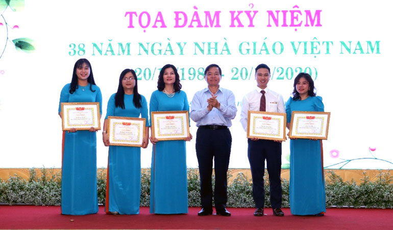 Các cán bộ, giáo viên được Sở Giáo dục và Đào tạo tỉnh Lâm Đồng tặng giấy khen