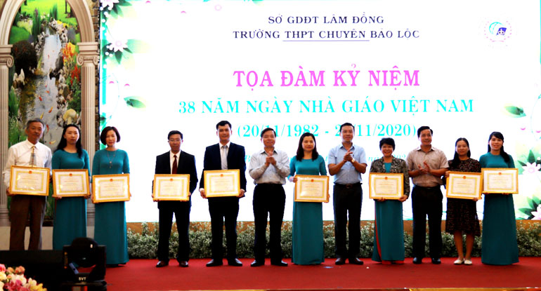 Các cán bộ, giáo viên Trường THPT Chuyên Bảo Lộc nhận danh hiệu “Chiến sĩ thi đua cấp cơ sở”