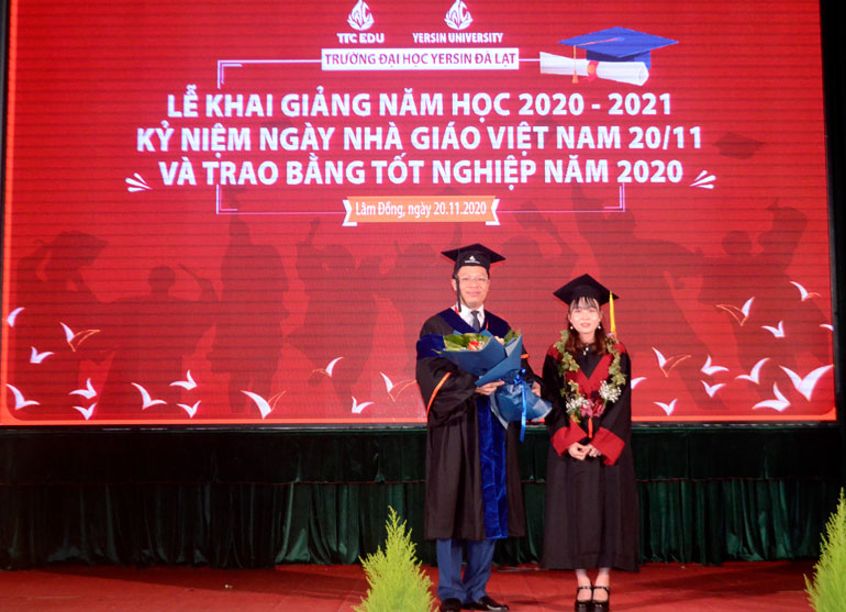 Đại diện tân cử nhân khóa 14 tặng hoa chúc mừng thầy cô nhân ngày Nhà giáo Việt Nam 20/11.