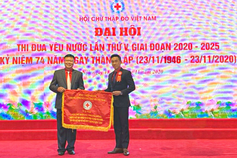 Ông Đỗ Hoàng Tuấn (bên trái) đại diện Hội CTĐ Lâm Đồng nhận Cờ đơn vị xuất sắc trong phong trào thi đua yêu nước của Trung ương Hội