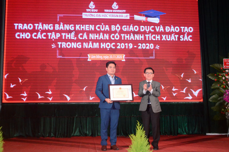 Phó Chủ tịch UBND tỉnh Phan Văn Đa trao bằng khen của Bộ GDĐT cho tập thể trường Đại học Yersin Đà Lạt