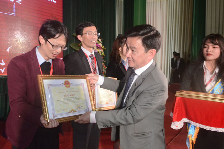 Phó Chủ tịch UBND tỉnh Phan Văn Đa trao tặng bằng khen của UBND tỉnh cho các cá nhân đã có thành tích trong công tác đào tạo