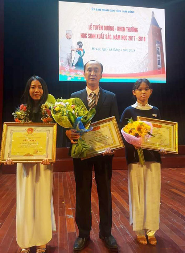 Thầy Thân Tuấn được tuyên dương về những thành tích xuất sắc trong việc ôn thi học sinh giỏi quốc gia năm học 2017 - 2018. (Ảnh do nhân vật cung cấp)