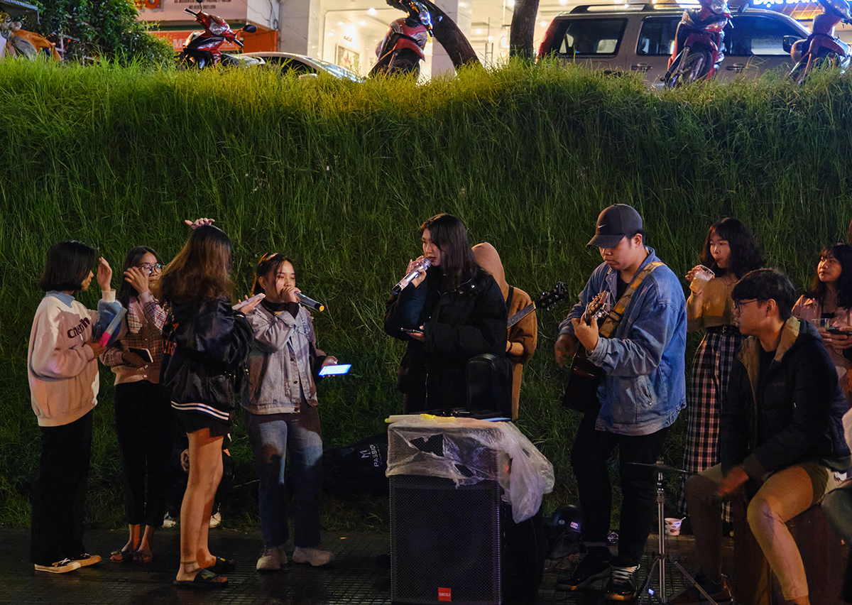 Không biết từ khi nào, nhạc đường phố đã xuất hiện trên những con phố đi bộ giữa lòng thành phố Đà Lạt. Họ có thể là người bản xứ, cũng có thể là du khách phương xa đến nhưng tất cả đều tự tin khoe giọng hát với nhiều thể loại nhạc khác nhau, như muốn làm một điều gì đó cho thành phố này thêm phần lãng mạn và đáng yêu