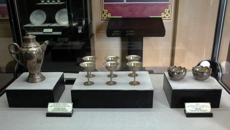 Du khách được chiêm ngưỡng những hiện vật đặc sắc trong bộ sưu tập hiện vật cung đình triều Nguyễn 