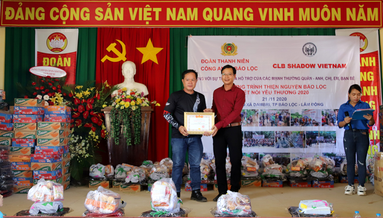 UBND xã Đam B’ri tặng giấy chứng nhận “Tấm lòng vàng” tri ân Câu lạc bộ Mô tô Shdow Việt Nam
