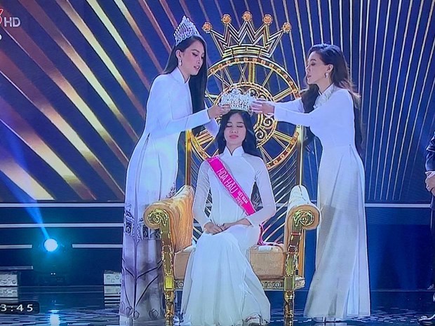 Khoảnh khắc tân Hoa hậu nhận vương miện từ Hoa hậu Tiểu Vy và Phó Trưởng ban tổ chức cuộc thi.