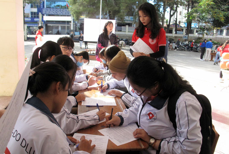 Tình nguyện viên từ các CLB sinh viên tham gia Hiến máu tình nguyện.