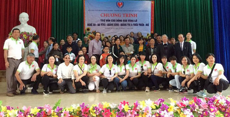 Hội Bảo trợ Bệnh nhân nghèo - Người tàn tật và Trẻ mồi côi Lâm Đồng trợ vốn cho đồng bào vùng lũ 5 tỉnh miền Trung