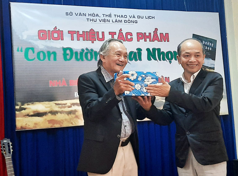 Tác giả, nhà biên kịch Phạm Thùy Nhân trao tặng sách cho Thư viện tỉnh Lâm Đồng