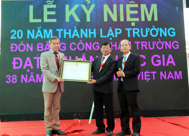 Ban Giám hiệu Trường THPT thị trấn Đạ M’ri đón Bằng công nhận Trường đạt chuẩn quốc gia