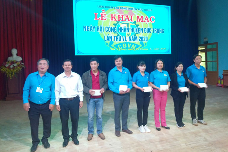 Ông Nguyễn Quang Minh - Chủ tịch HĐND huyện Đức Trọng và ông Lưu Văn Lợi - Chủ tịch LĐLĐ huyện Đức Trọng, trao quà hỗ trợ các đoàn viên bị bệnh hiểm nghèo
