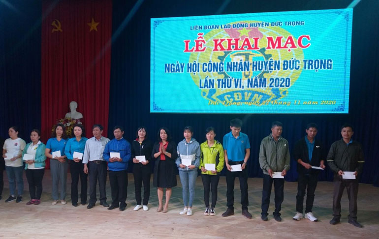 Bà Phạm Thị Thanh Thúy - Phó Chủ tịch UBND huyện Đức Trọng, trao quà hỗ trợ 56 đoàn viên có hoàn cảnh khó khăn