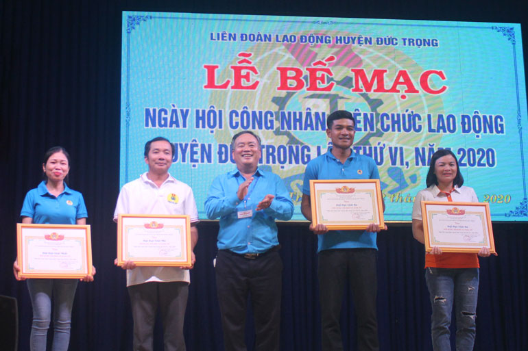 Ông Lưu Văn Lợi - Chủ tịch LĐLĐ huyện Đức Trọng, trao giải cho các đơn vị đạt giải cao tại các nội dung thi đấu