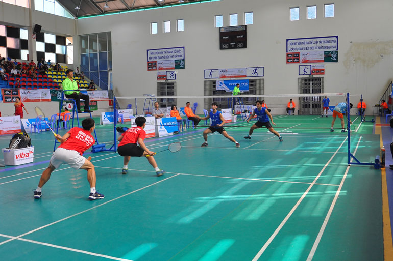 Trận chung kết tranh huy chương vàng giữa đội Lâm Đồng và đội Hà Nội trong nội dung đôi nam nhóm tuổi 17- 18