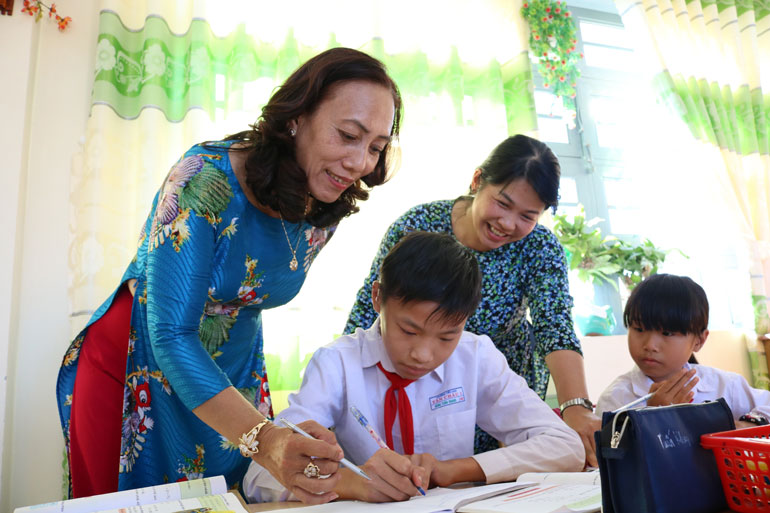 Dưới sự hướng dẫn của cô hiệu trưởng Bùi Thị Nguyệt (trái) và GVCN, em Bằng Tuấn Khang đã có nhiều tiến bộ trong học tập và kỹ năng