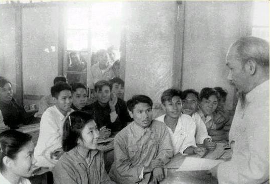 Bác Hồ thăm và nói chuyện với thầy và trò Trường Đại học Sư phạm Hà Nội, ngày 21/10/1964. Ảnh tư liệu