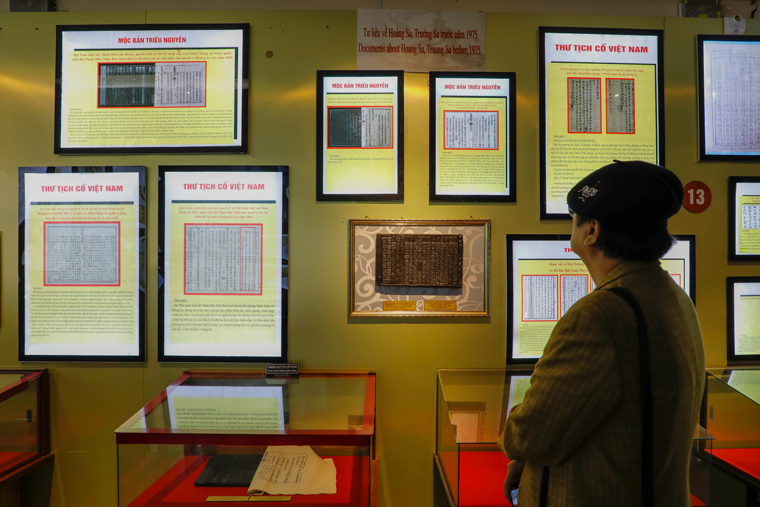 Khu trưng bày tư liệu mộc bản và tư liệu khác khẳng định chủ quyền của Việt Nam với hai quần đảo Hoàng Sa và Trường Sa