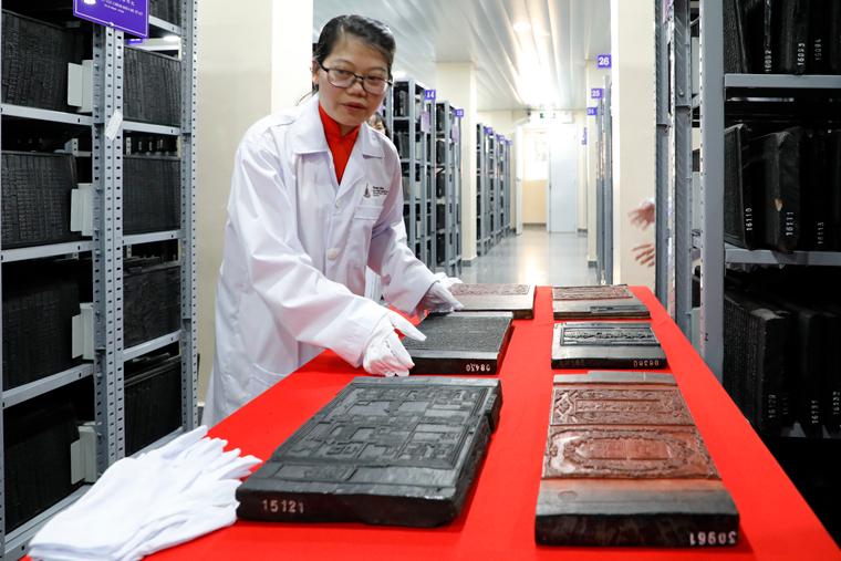 Mộc bản là những ván gỗ khắc chữ Hán Nôm ngược để in sách được dung phổ biến ở Việt Nam trong thời kỳ phong kiến