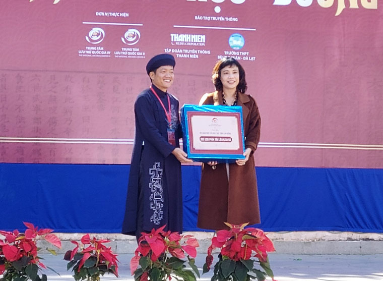 Trung tâm LTQG IV trao 30 phim tài liệu lịch sử cho Sở GD-ĐT Lâm Đồng