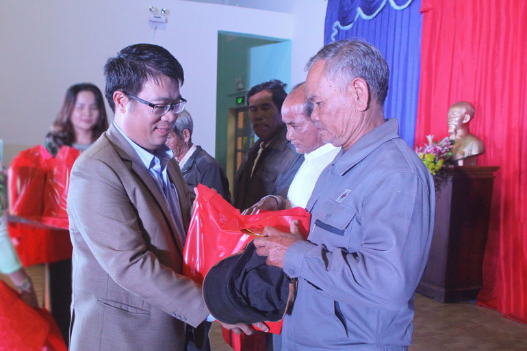 Đồng chí Nguyễn Ngọc Phúc - TUV, Bí thư Huyện ủy Đức Trọng trao quà cho các già làng, người có uy tín