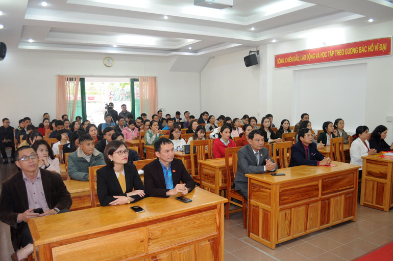 Các đại biểu và học viên tham gia Bế giảng Lớp Bồi dưỡng lý luận chính trị cho đảng viên mới