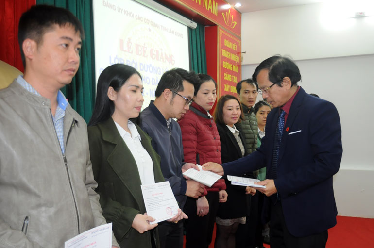 Bí thư Đảng ủy Khối các cơ quan tỉnh Phạm Thanh Quan trao giấy chứng nhận cho các học viên