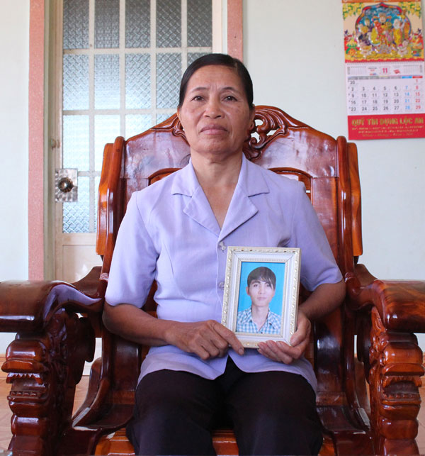 Người mẹ quê Vũ Thị Mừng ôm di ảnh con trai Trần Vũ Minh Quang