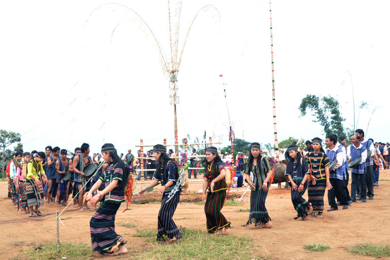 Đồng bào dân tộc thiểu số Tây Nguyên tỉnh Lâm Đồng trình diễn cồng chiêng và múa xoan. Ảnh: Trịnh Chu