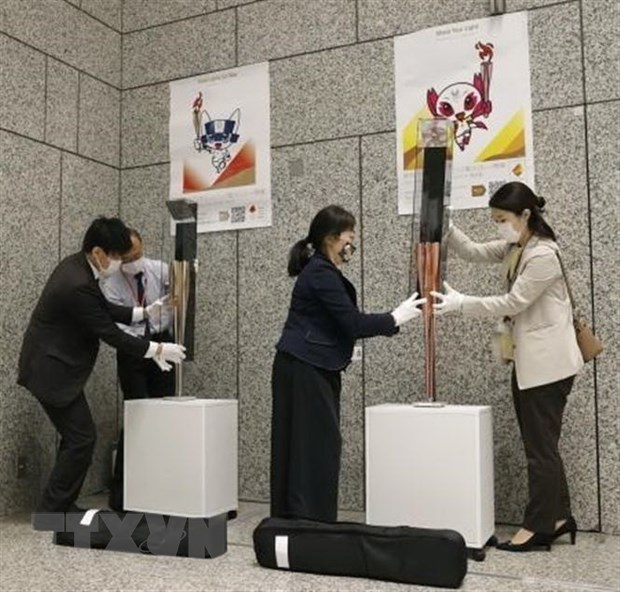 Hai ngọn đuốc Olympic và Paralympic được trưng bày tại Tokyo, Nhật Bản, ngày 2/11/2020