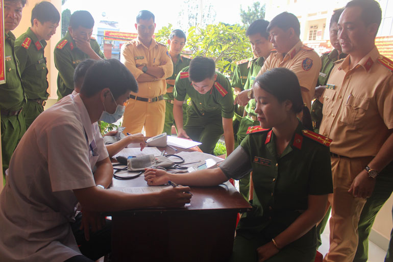 Đông đảo cán bộ chiến sỹ công an huyện Đức Trọng đăng ký tham gia hiến máu nhân đạo