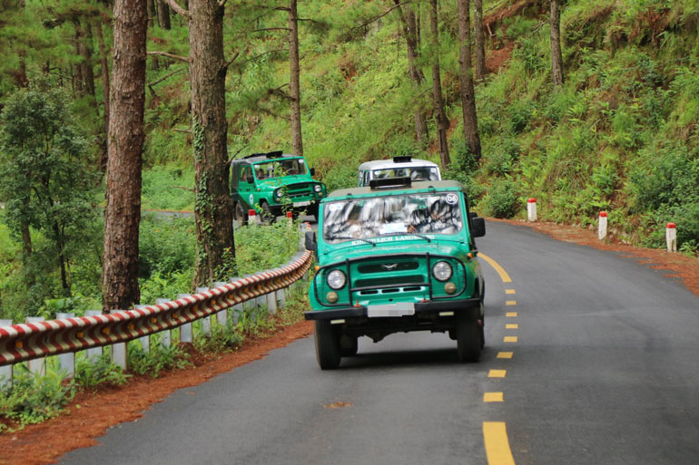Xe U Oát là phương tiện chính vận chuyển khách lên đỉnh Langbiang vì đường từ chân núi lên khá xa và dốc đứng
