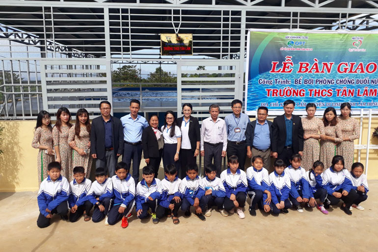 Đơn vị bàn giao công trình bể bơi cho Trường THCS Tân Lâm