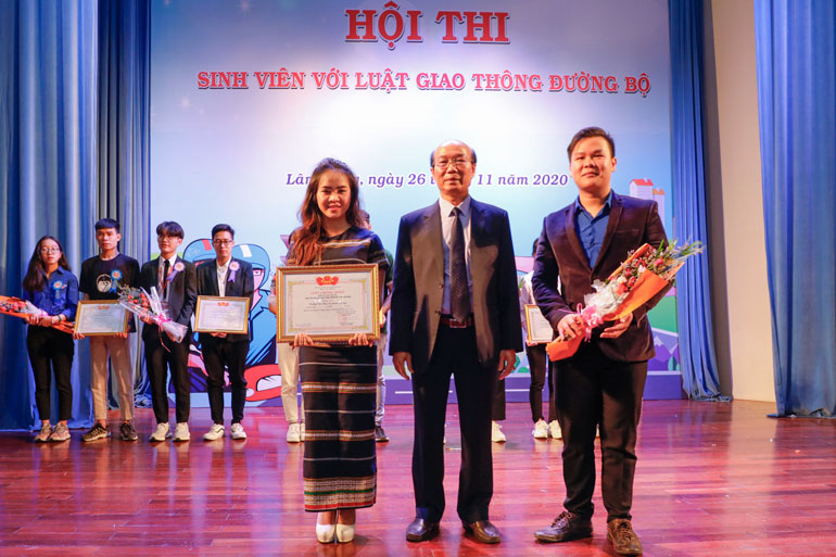 Ông Nguyễn Văn Hiển - Phó Giám đốc phụ trách Sở Tư pháp tỉnh Lâm Đồng, trưởng BTC Hội thi trao giải Nhất cho đội Trường Cao đẳng Sư phạm Đà Lạt