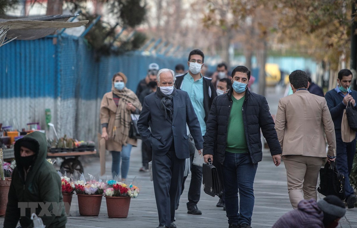 Người dân đeo khẩu trang phòng lây nhiễm COVID-19 tại Tehran, Iran.